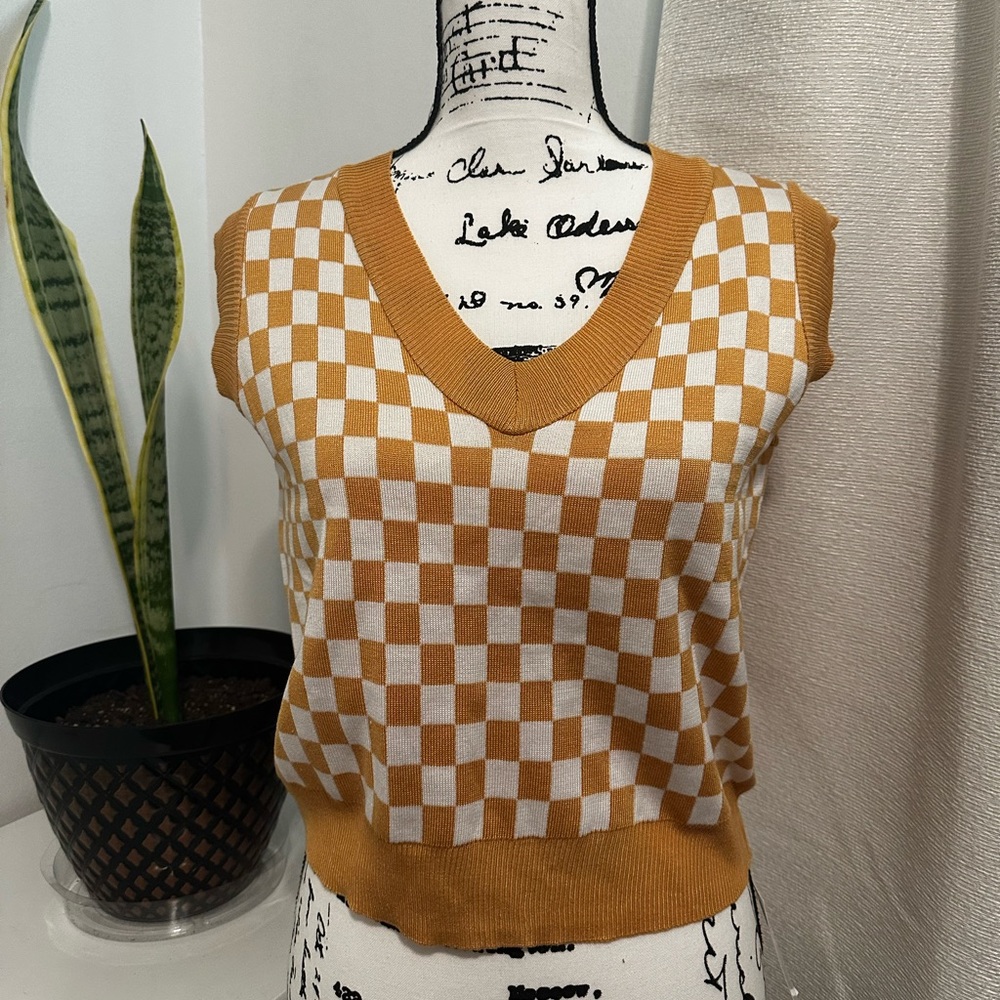 Knitted vest in fun print